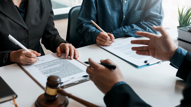 Signing of a contract with a consultant lawyer.